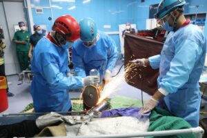 قطع دست جوان ۲۶ ساله در چرخ گوشت‌؛ عملیات نجات آتش‌نشانان در اتاق عمل