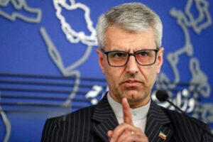 ناوشکن آمریکایی با هشدار قاطع ایران از تنگهٔ هرمز بازگشت